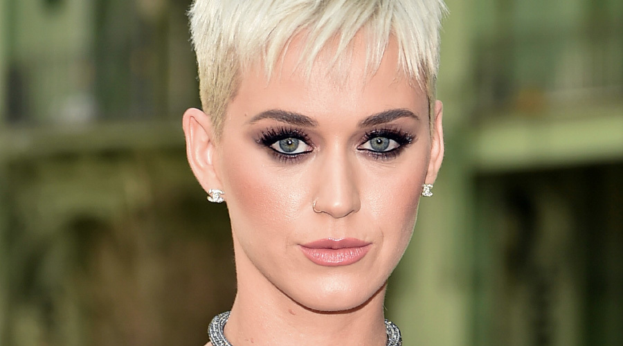 Katy Perry aksilik üzerine aksilik yaşıyor